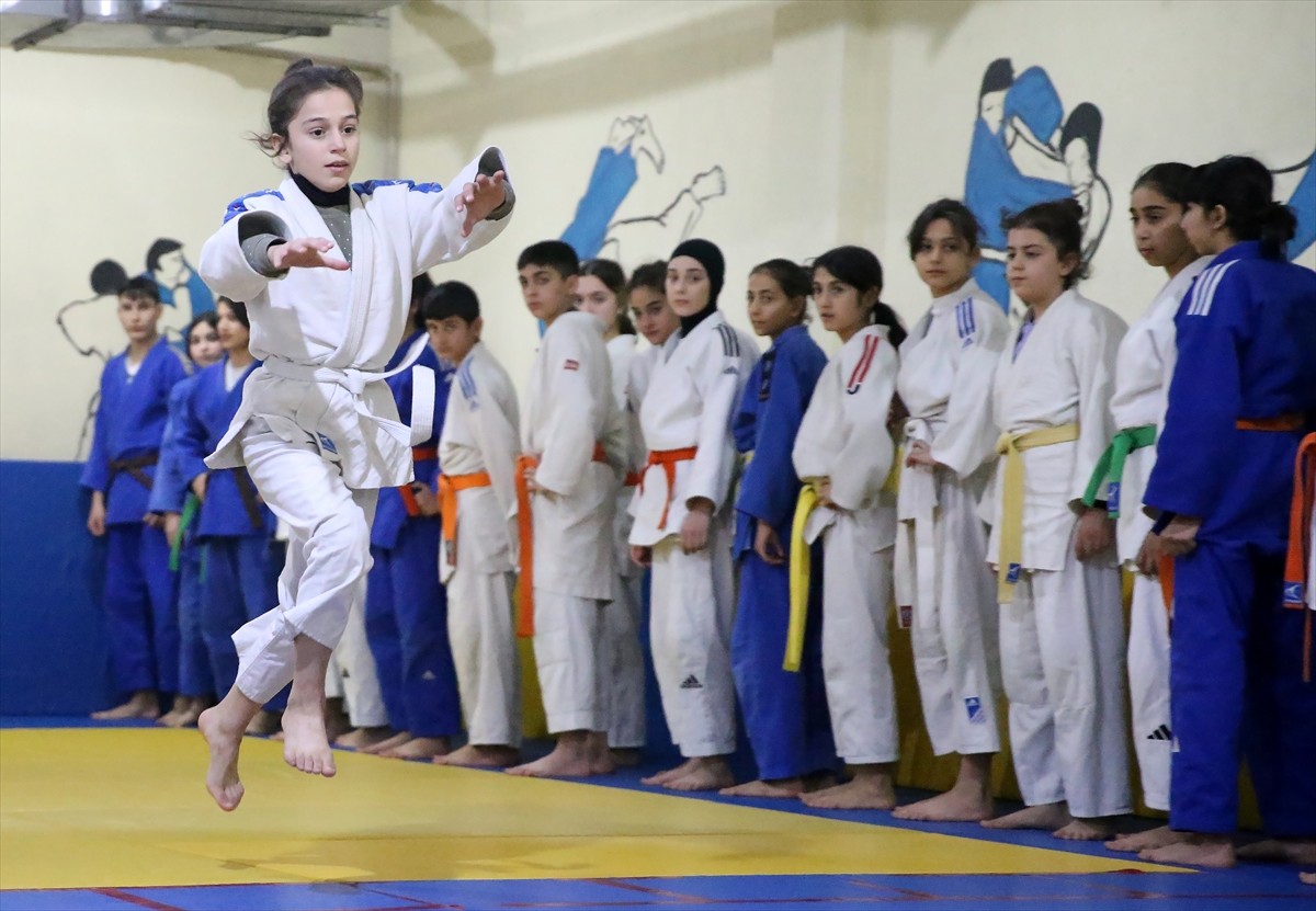 Manisa'da bir okulun eski kalorifer dairesinden dönüştürülen antrenman salonunda yetişen...