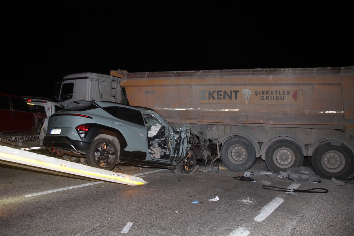 Manisa'nın Kula ilçesinde kamyon, kamyonet ve otomobilin karıştığı trafik kazasında 1 kişi öldü, 4...