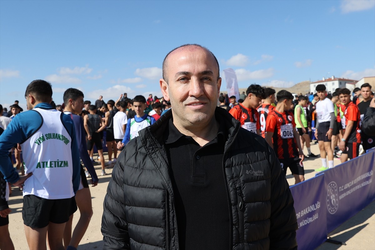 Mardin'de 13 ilden 600 sporcunun katılımı ile Okul Sporları Kros Grup Yarışmaları yapıldı. Artuklu...