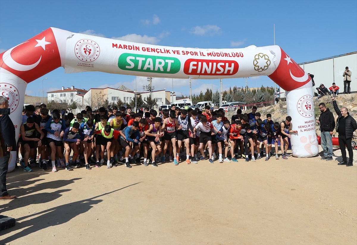 Mardin'de 13 ilden 600 sporcunun katılımı ile Okul Sporları Kros Grup Yarışmaları yapıldı. Artuklu...