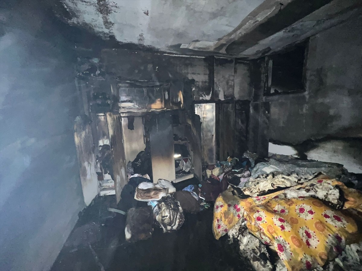 Mardin'in 3 ilçesinde çıkan ev yangınlarında 3 kişi dumandan etkilendi. Ekiplerin müdahalesiyle...