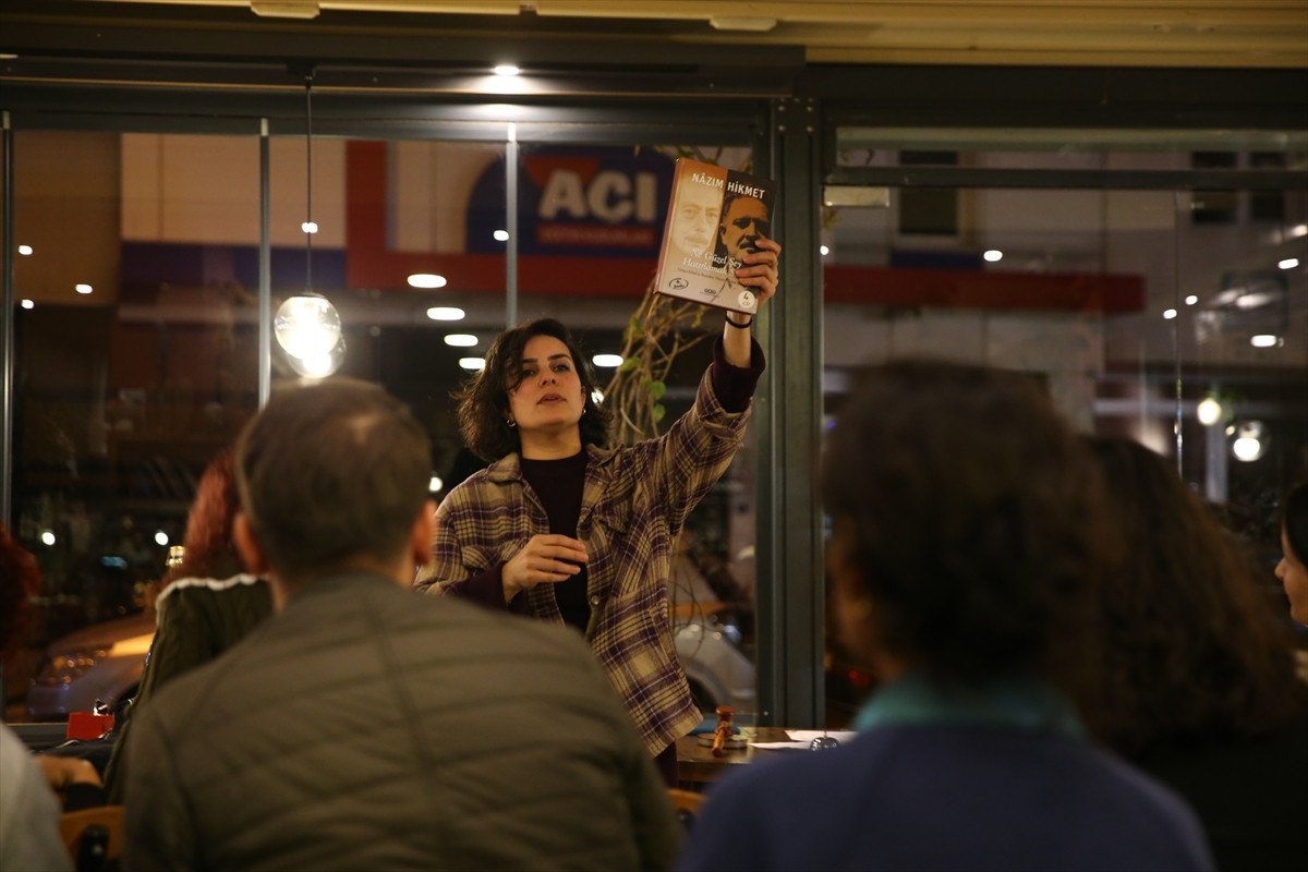 Mersin'de "Atsam atamıyorum, satsam satarım" başlığıyla düzenlenen mezada katılanlar, eski...