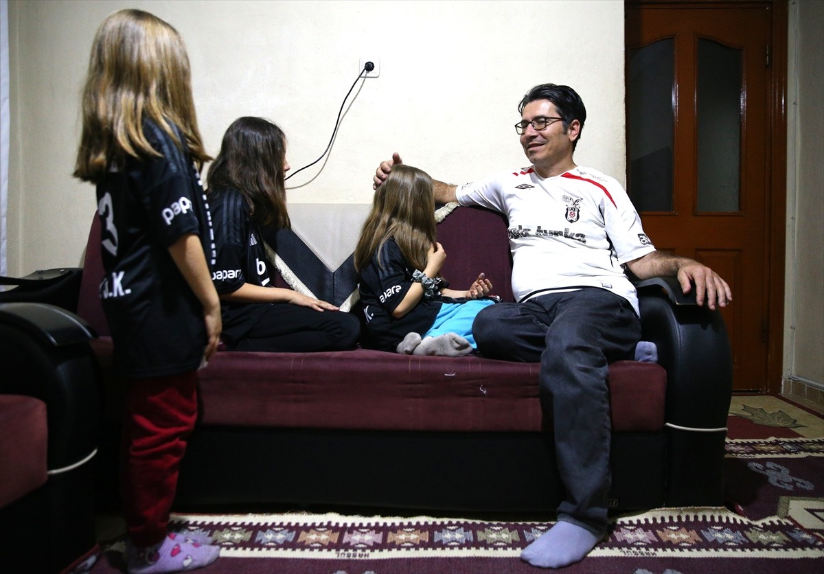 Mersin'de yaşayan fanatik Beşiktaş taraftarı Mahmut Köse, üç çocuğuna kulübün baş harflerinden...