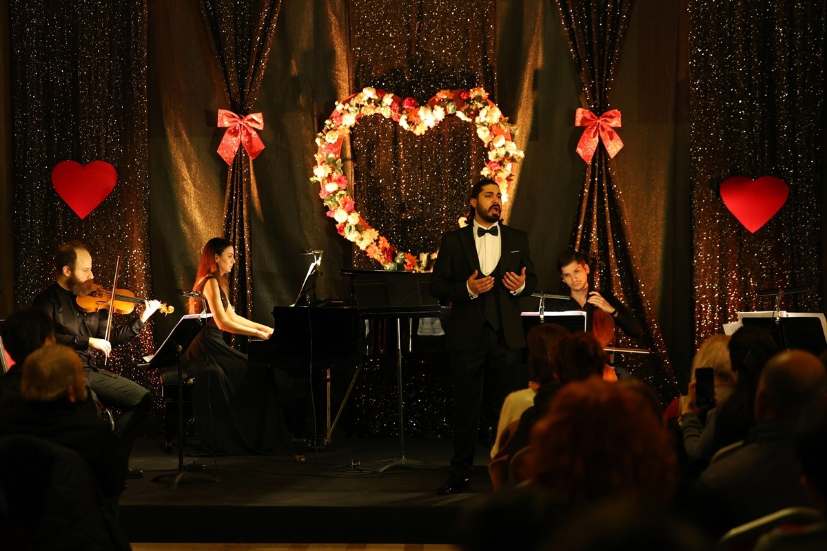 Mersin Devlet Opera ve Balesi, 14 Şubat Sevgililer Günü'ne özel konser verdi. Mersin Kültür...