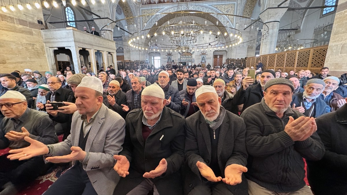 Mescid-i Aksa İmam Hatibi Şeyh İkrime Sabri, Siraç Derneğinin daveti üzerine geldiği Konya'da...