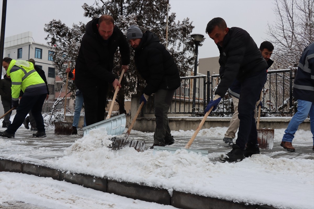 Meteorolojinin uyarısıyla kar beklenen Doğu Anadolu Bölgesi'nin bazı illerinde, yağış etkili...