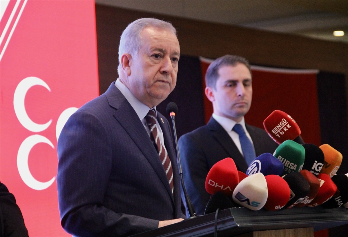 MHP Genel Başkan Yardımcısı Sadir Durmaz (ortada), kentteki bir otelde gerçekleştirilen "Belediye...