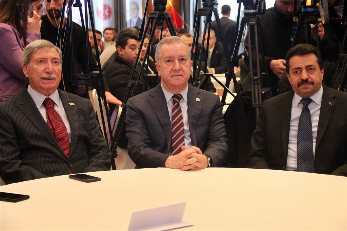 MHP Genel Başkan Yardımcısı Sadir Durmaz (ortada), kentteki bir otelde gerçekleştirilen "Belediye...