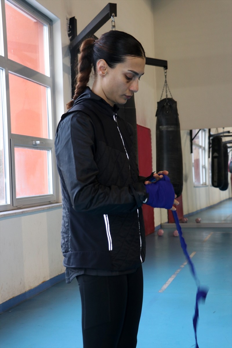 Milli boksör Ayşen Taşkın, kariyerinin ilk dünya şampiyonluğuna ulaşmak için yumruklarını...