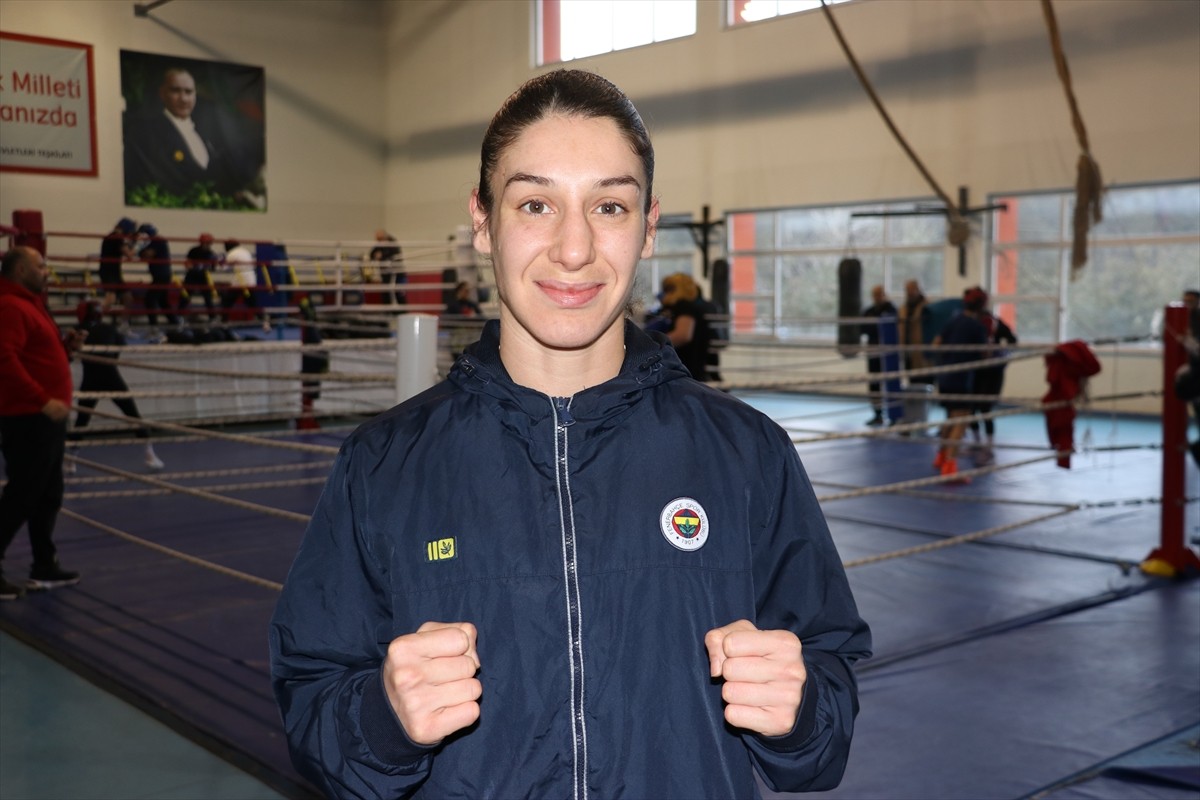 Milli boksör Sema Çalışkan, kariyerinin ilk dünya şampiyonluğuna ulaşmak için yumruk sallıyor....