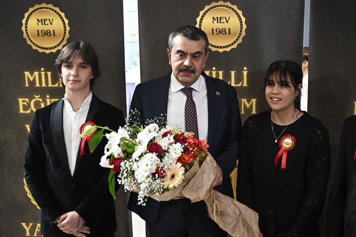 Milli Eğitim Bakanı Yusuf Tekin (ortada), Milli Eğitim Vakfı'nın (MEV) 44. kuruluş yıl dönümü...