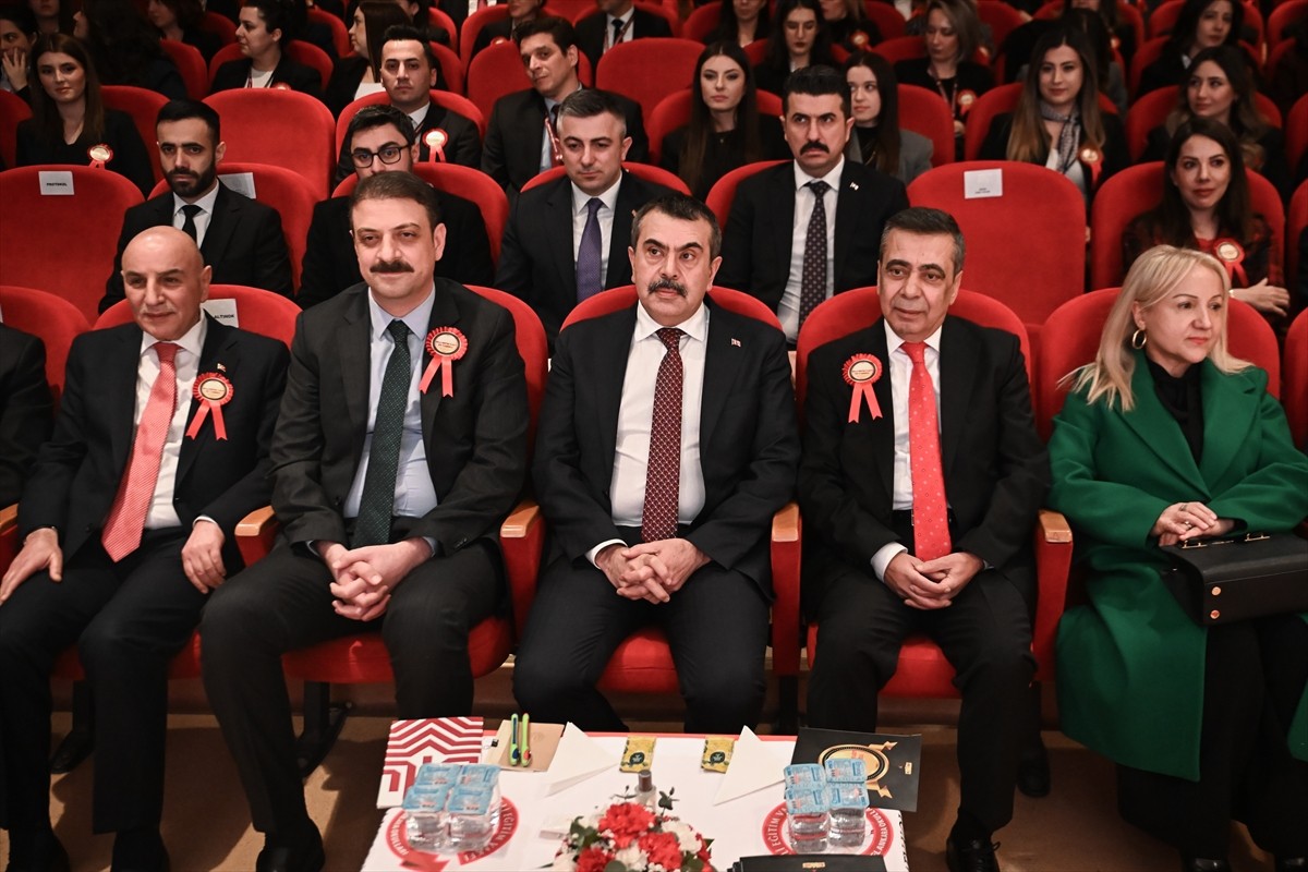 Milli Eğitim Bakanı Yusuf Tekin (ortada), Milli Eğitim Vakfı'nın (MEV) 44. kuruluş yıl dönümü...