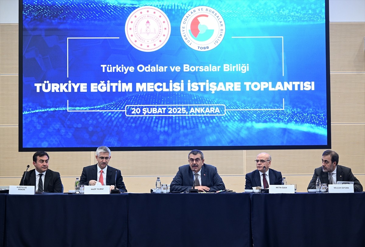 Milli Eğitim Bakanı Yusuf Tekin (ortada), Türkiye Odalar ve Borsalar Birliği'nde (TOBB) düzenlenen...