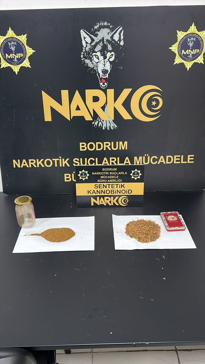 Muğla'da uyuşturucu ticareti yaptıkları iddiasıyla gözaltına alınan 9 şüpheliden 6’sı tutuklandı....