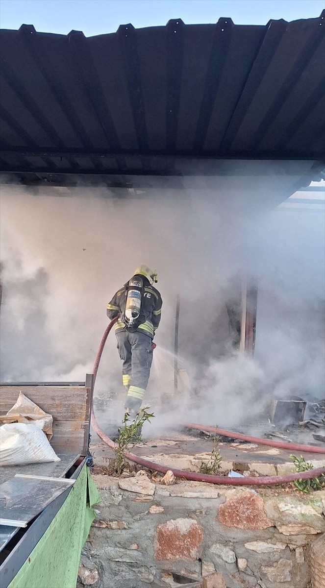 Muğla'nın Bodrum ilçesinde prefabrik evde çıkan yangın itfaiye ekiplerince söndürüldü.