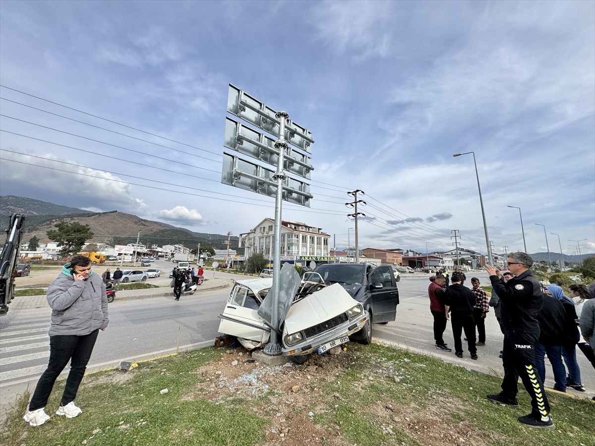 Muğla'nın Fethiye ilçesinde minibüsle çarpışan otomobil sürücüsü yaralandı. Kaza yerine sağlık...