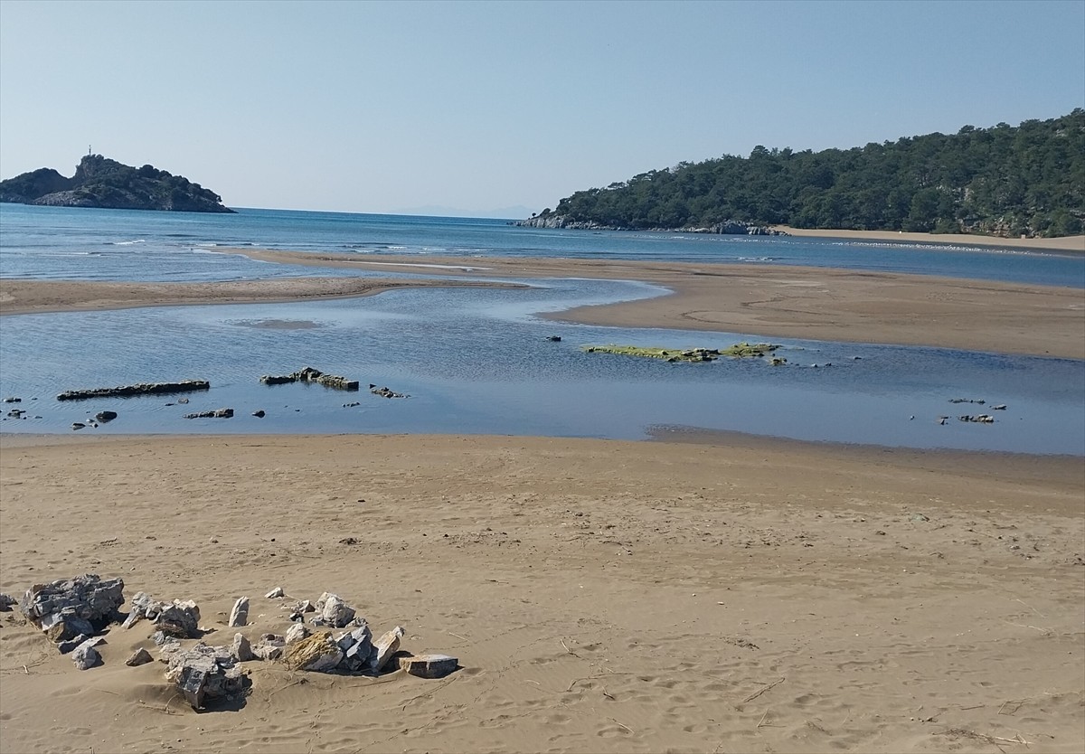Muğla'nın Ortaca ilçesinde deniz kaplumbağalarının yuvalama alanı İztuzu sahilinde suların...
