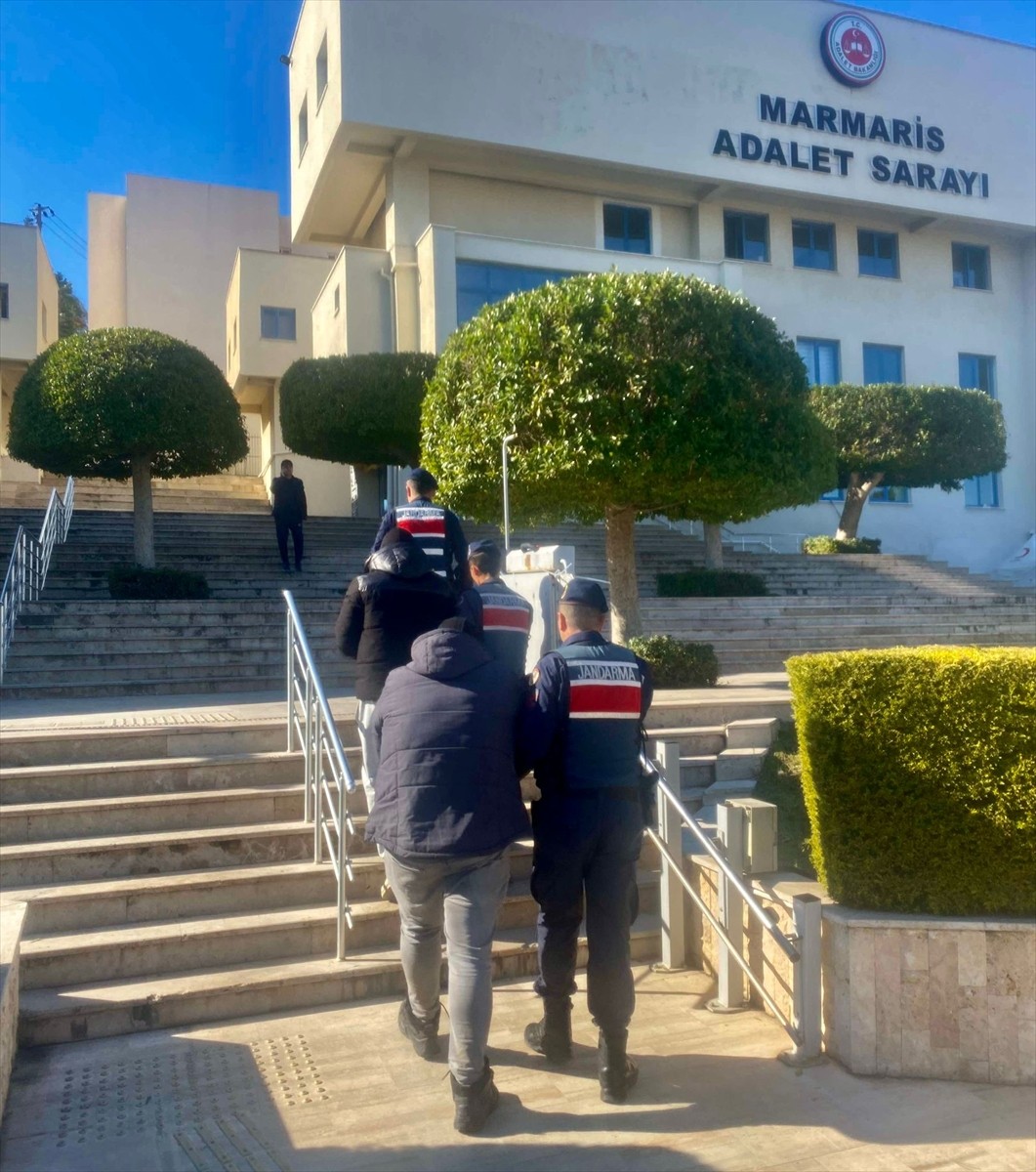 Muğla Açık Ceza İnfaz Kurumundan firar eden tutuklu, saklandığı ticari taksinin bagajında...