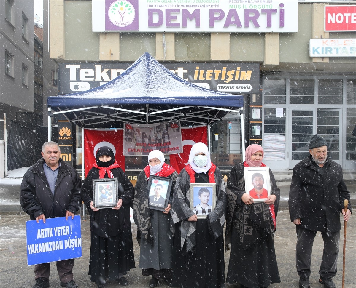 Muş'ta çocukları terör örgütü PKK tarafından kaçırılan aileler, DEM Parti İl Başkanlığı binası...