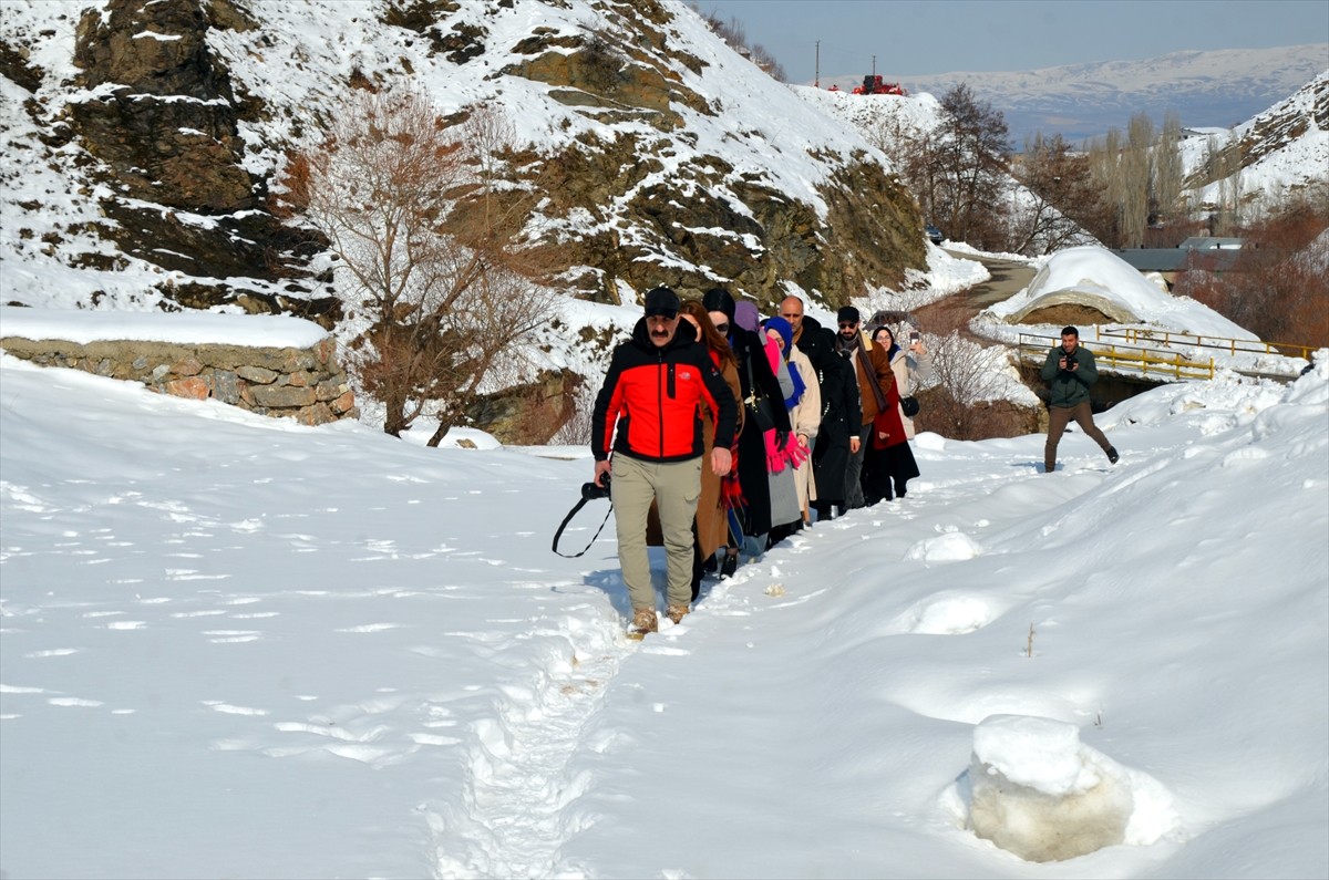 Muş'ta fotoğrafçılık kursuna katılan gençler, kentteki tarihi mekanları ve buzla kaplanan...