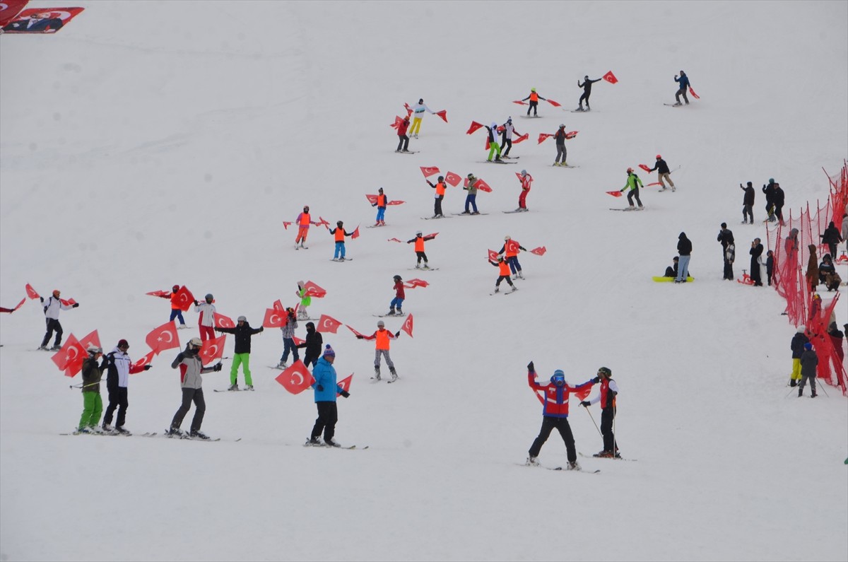 Muş'ta Güzeldağ Kayak Merkezi'nde düzenlenen kar festivali, renkli görüntülere sahne oldu....