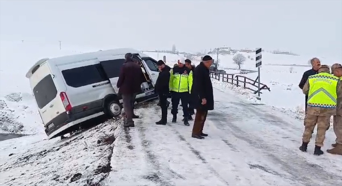 Muş'ta öğretmenleri taşıyan servis aracının, köprünün demir korkuluğuna çarpması sonucu 8 kişi...