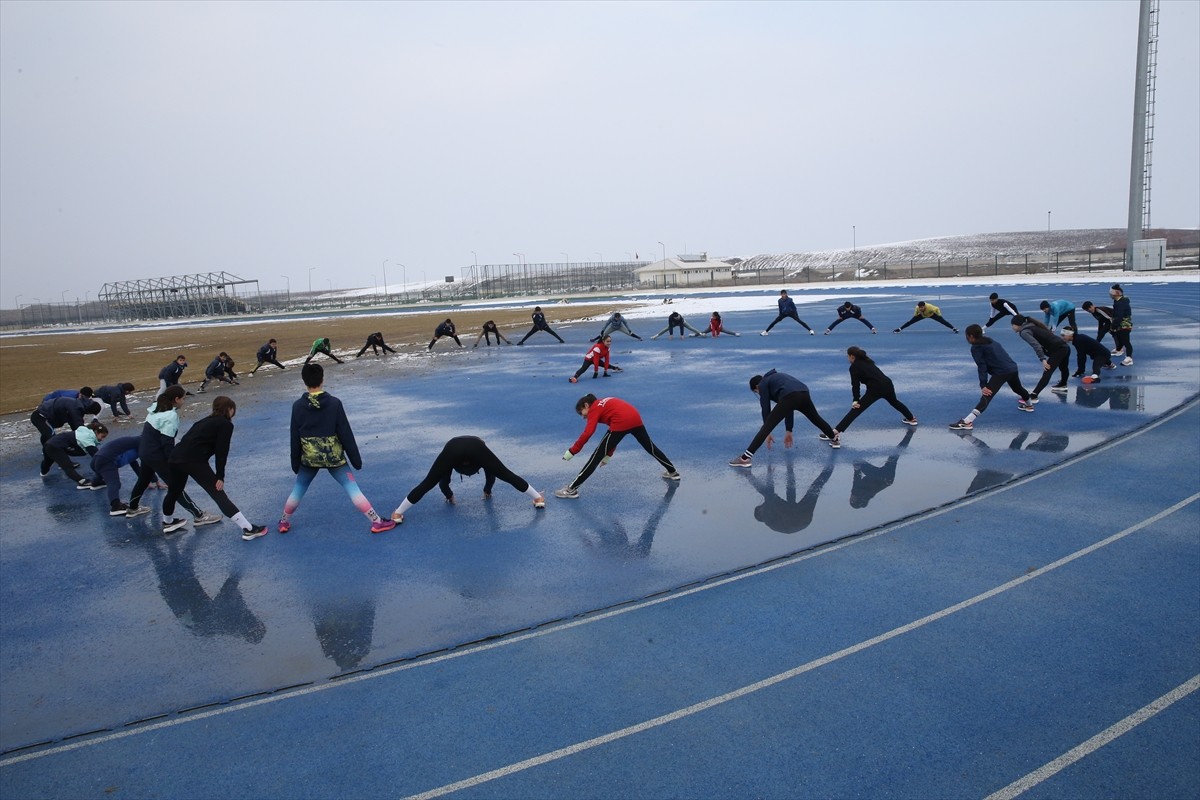 Muş'ta ulusal ve uluslararası müsabakalara katılan 75 atlet, yeni yarışlarda şampiyon olmak için...