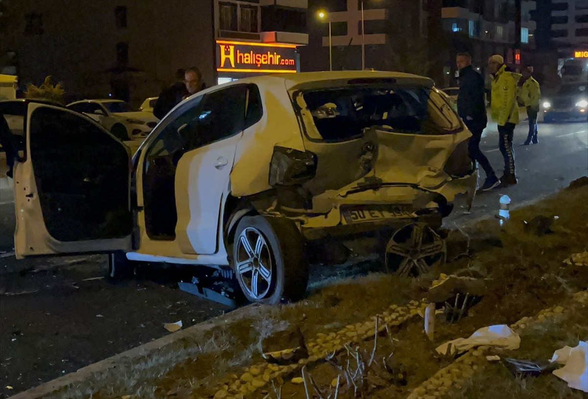 Nevşehir'de 2 otomobilin çarpışması sonucu 5 kişi yaralandı.