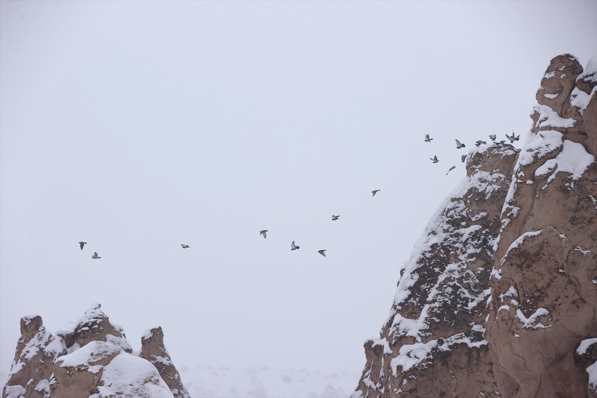 Nevşehir'de gece başlayan kar yağışının ardından, turizm merkezi Kapadokya'daki peribacaları beyaz...