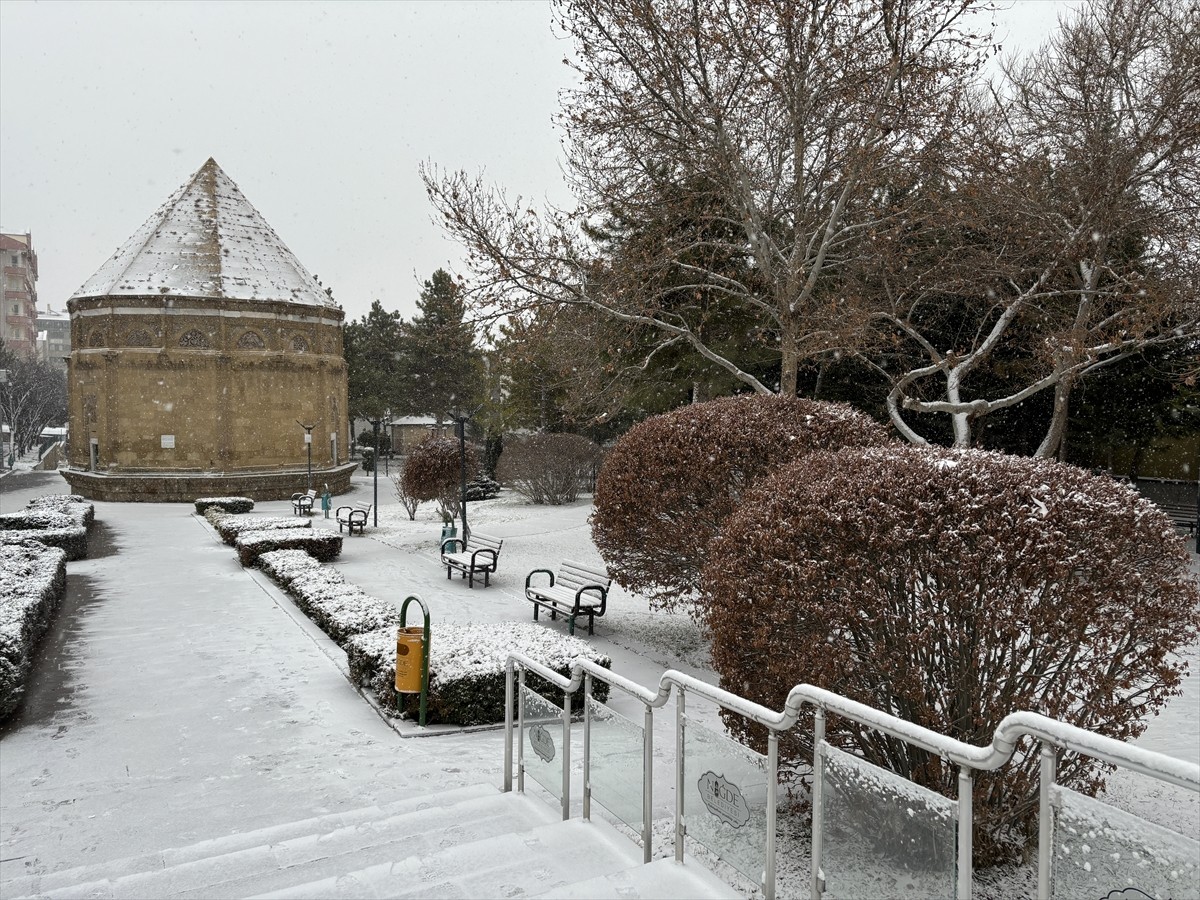 Niğde'de bir süredir mevsim normalleri üzerinde seyreden hava sıcaklıkları, yerini kara ve soğuk...