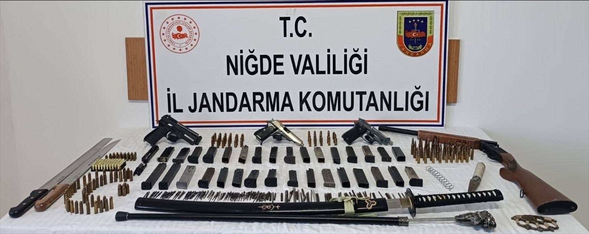 Niğde'de yasa dışı silah ticareti operasyonunda 1 kişi gözaltına alındı. Zanlının ikametinde ve iş...