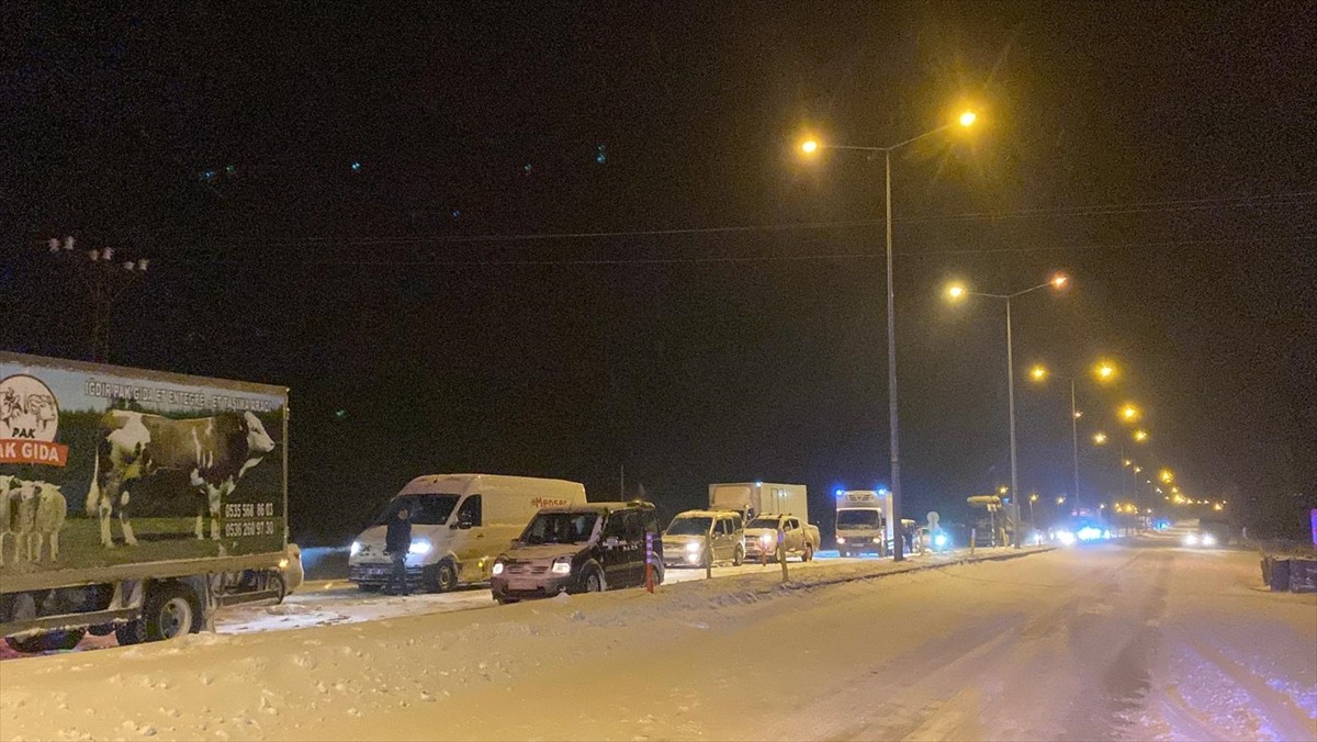 Olumsuz hava koşulları nedeniyle ulaşımda aksamaların yaşandığı Ağrı-Iğdır kara yolunda yolcu...