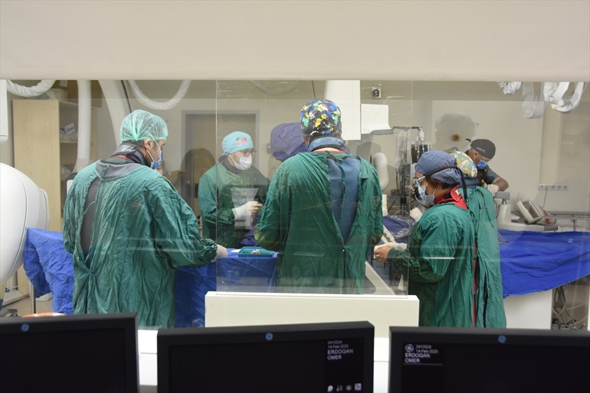 OMÜ Sağlık Uygulama ve Araştırma Merkezinde, kronik karaciğer hastalığı kaynaklı tekrarlayan mide...