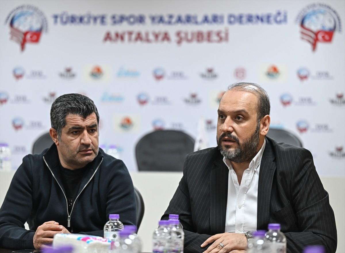 Onvo Antalyaspor Kulübü Basın Sözcüsü Fatih Gürcü (sağda), Türkiye Spor Yazarları Derneği (TSYD)...