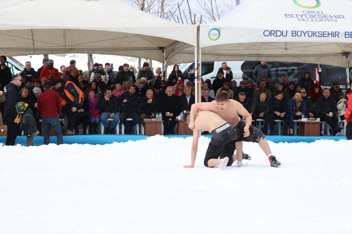 Ordu'nun Kabadüz ilçesinde 20. Çambaşı Kış Festivali organize edildi. Kızak yarışı ve karda...