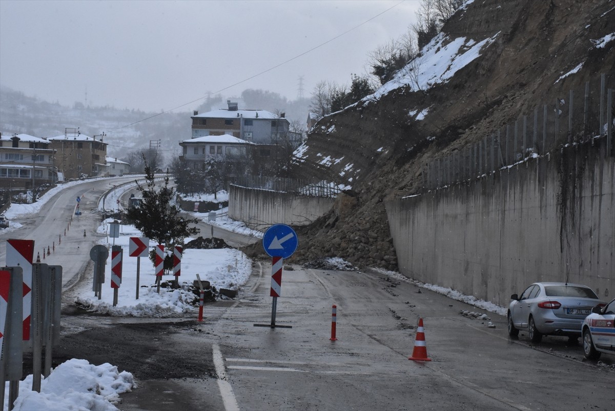 Ordu-Ulubey kara yolu heyelan nedeniyle trafiğe kapandı.