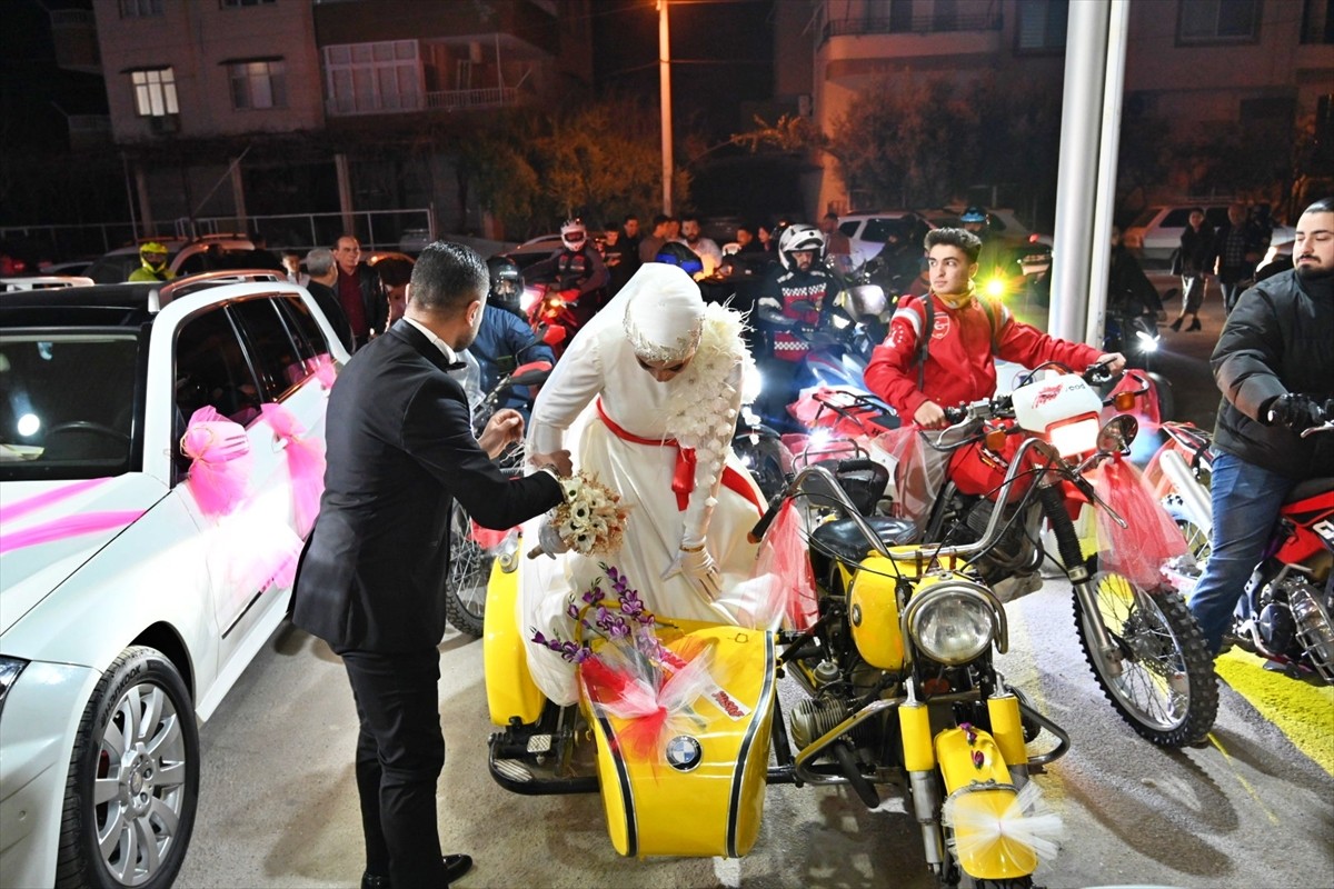 Osmaniye'nin Kadirli ilçesinde dünyaevine giren Yusuf ve Makbule Nur Dokuzoğlu çifti, 1960 model...