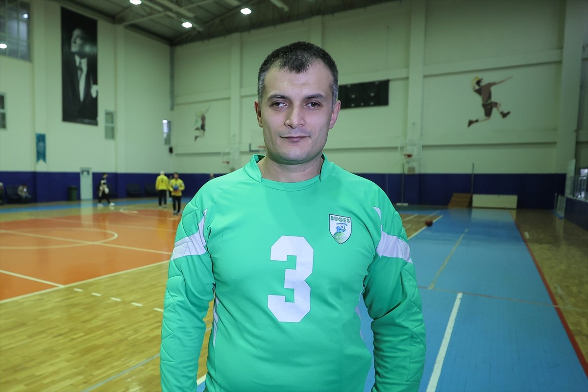 Oynadığı kulüplerde dikkatleri çekip milli takımın da vazgeçilmez oyuncularından biri haline gelen...