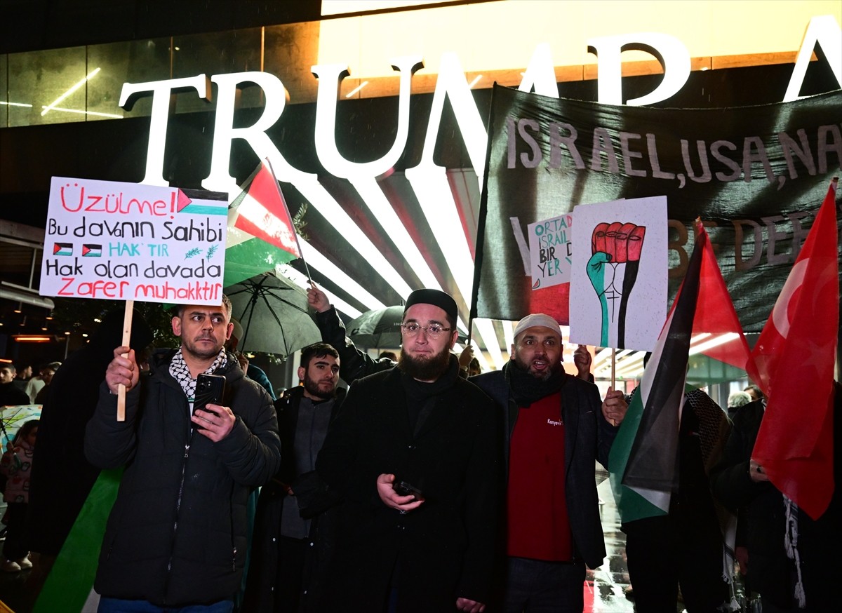 Özgürlük Nöbeti Platformu üyeleri, ABD Başkanı Donald Trump'ın Gazze'yi "devralma" ve...