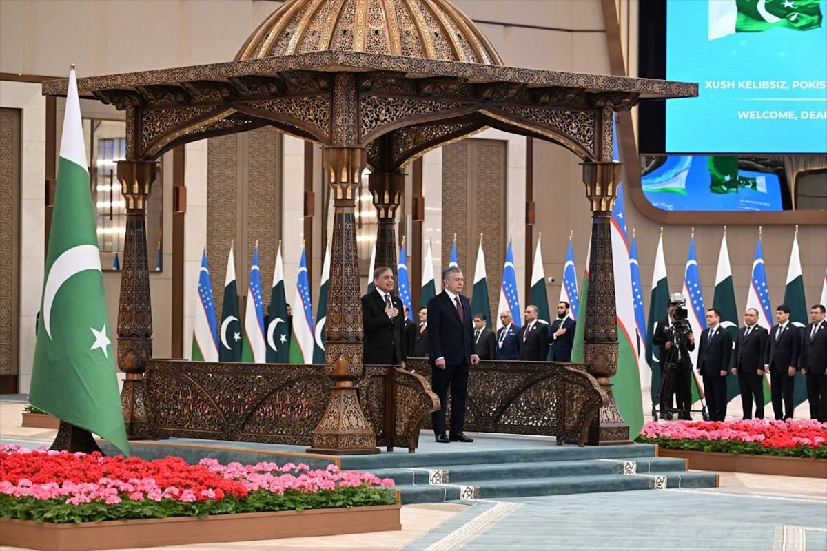 Pakistan Başbakanı Şahbaz Şerif (solda), resmi ziyaret için geldiği Özbekistan'da Cumhurbaşkanı...