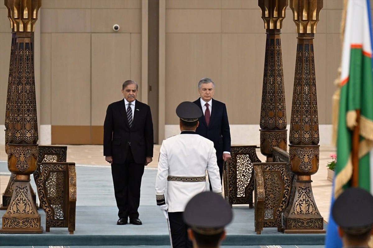 Pakistan Başbakanı Şahbaz Şerif (solda), resmi ziyaret için geldiği Özbekistan'da Cumhurbaşkanı...