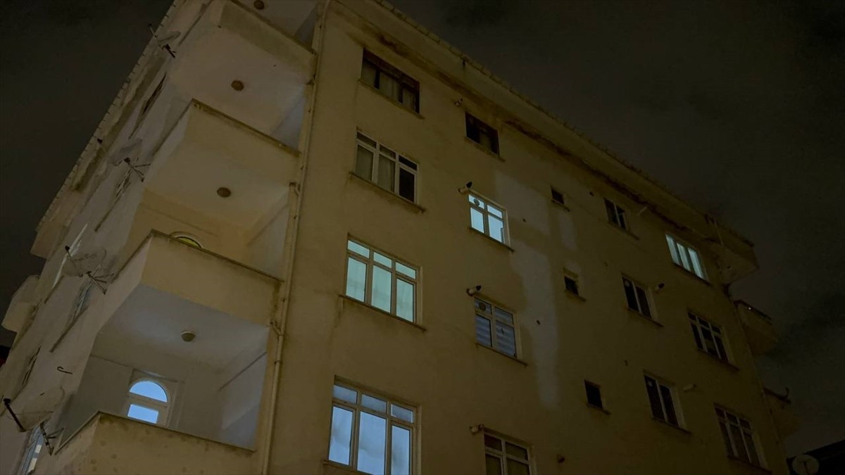 Pendik'te ev sahipleri ile kiracılar arasında kira artışından çıkan tartışmada 3 kişi bıçakla...