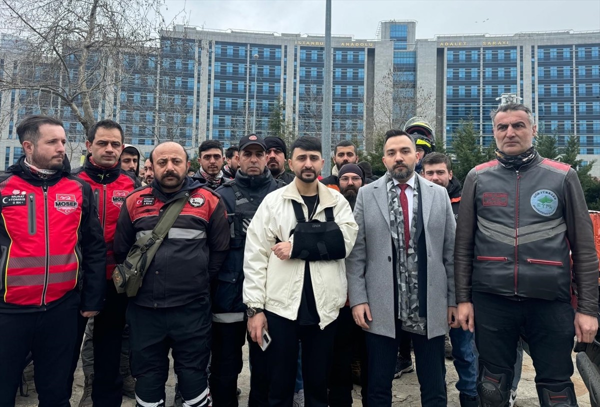 Pendik'te trafikteki tartışmada dikiz aynasını kırdığı otomobil sürücüsünün aracıyla ezerek...