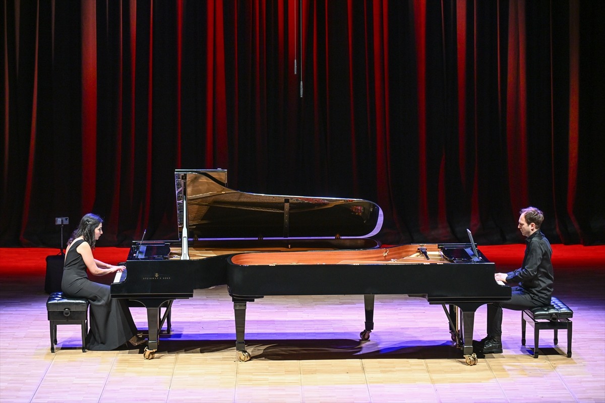 Piyano ikilisi EnsariSchuch'u oluşturan piyanist Gülru Ensari (solda) ile Herbert Schuch (sağda)...