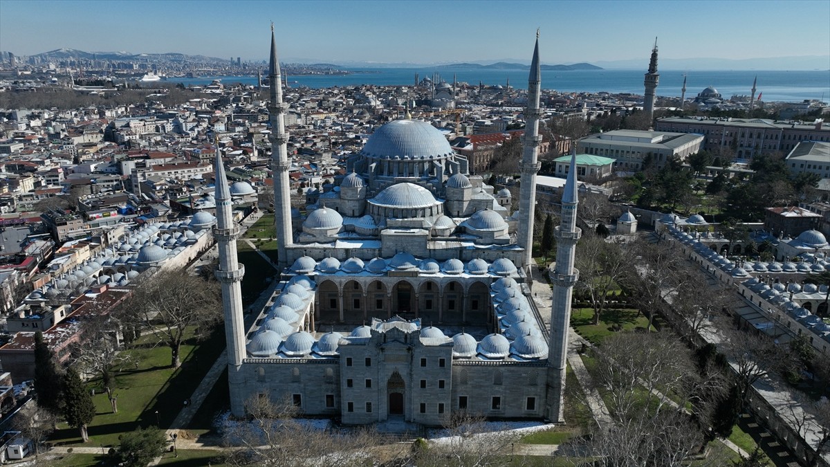 "Onbir ayın sultanı" ramazanda camileri süsleyen Osmanlı geleneği mahyalar, İstanbul'daki camilere...