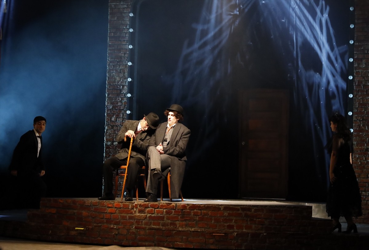 "Şarlo" karakteri ile özdeşleşen, İngiliz sinema yönetmeni, oyuncu, yazar, besteci, kurgucu ve...