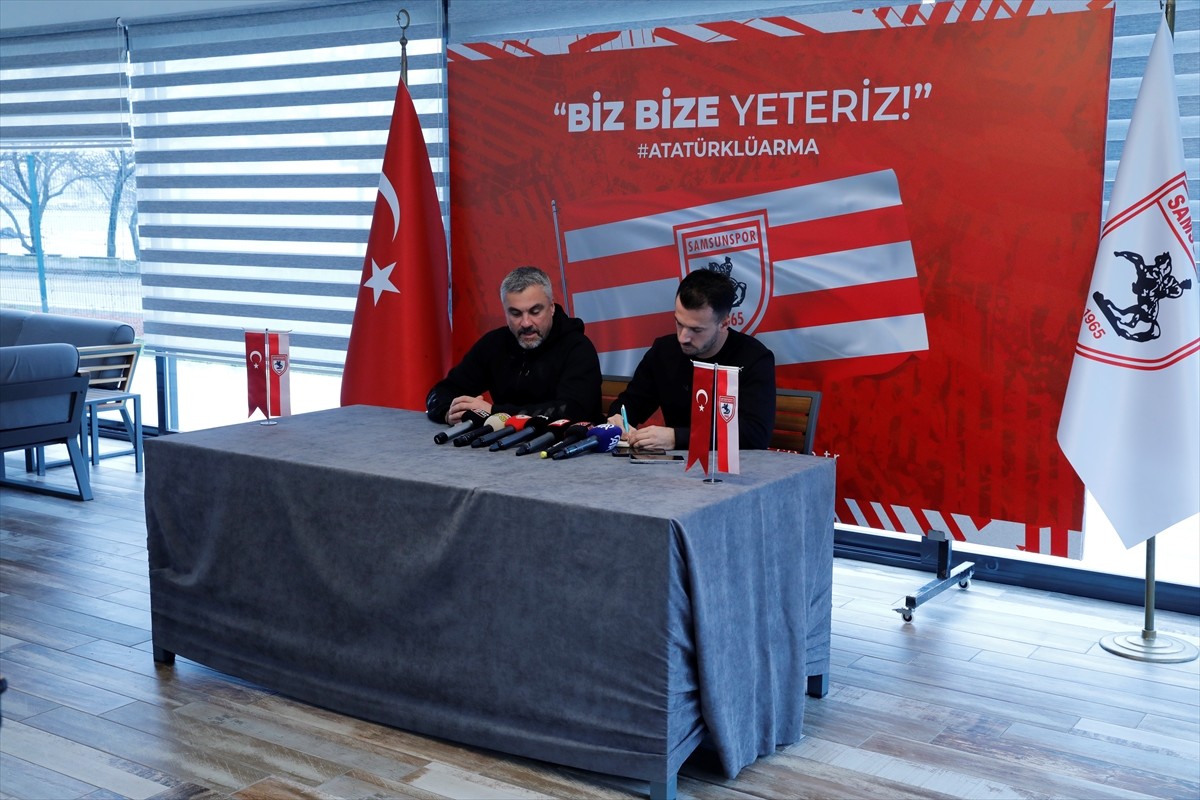 Reeder Samsunspor Teknik Direktörü Thomas Reis (solda), Nuri Asan Tesisleri'nde düzenlediği basın...