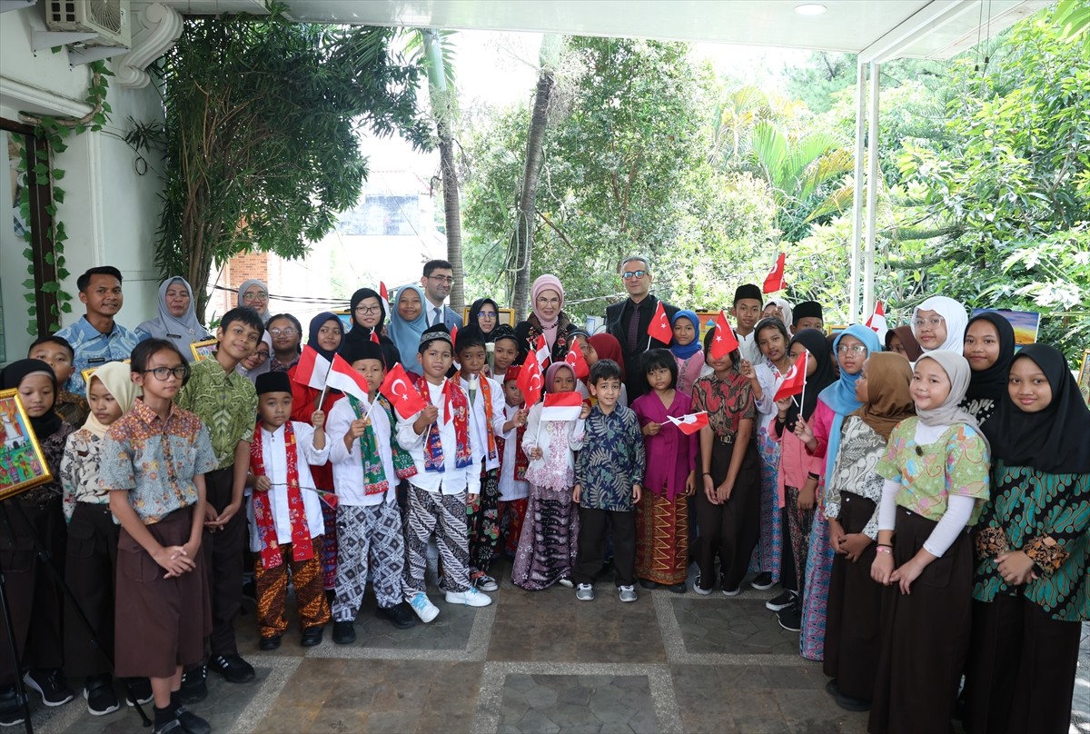 Resmi temaslarda bulunmak üzere Endonezya'nın başkenti Cakarta'ya gelen Cumhurbaşkanı Recep Tayyip...