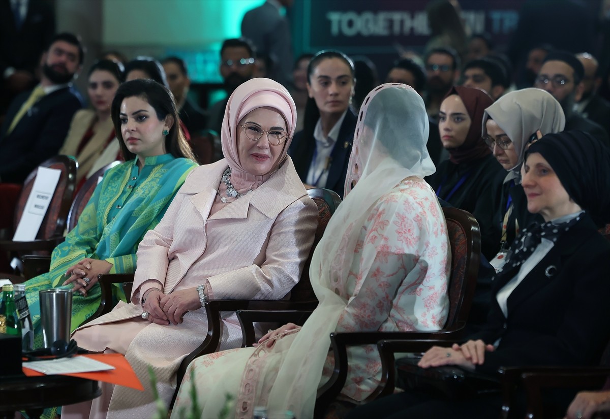 Resmi temaslarda bulunmak üzere Pakistan'ın başkenti İslamabad'a gelen Cumhurbaşkanı Recep Tayyip...