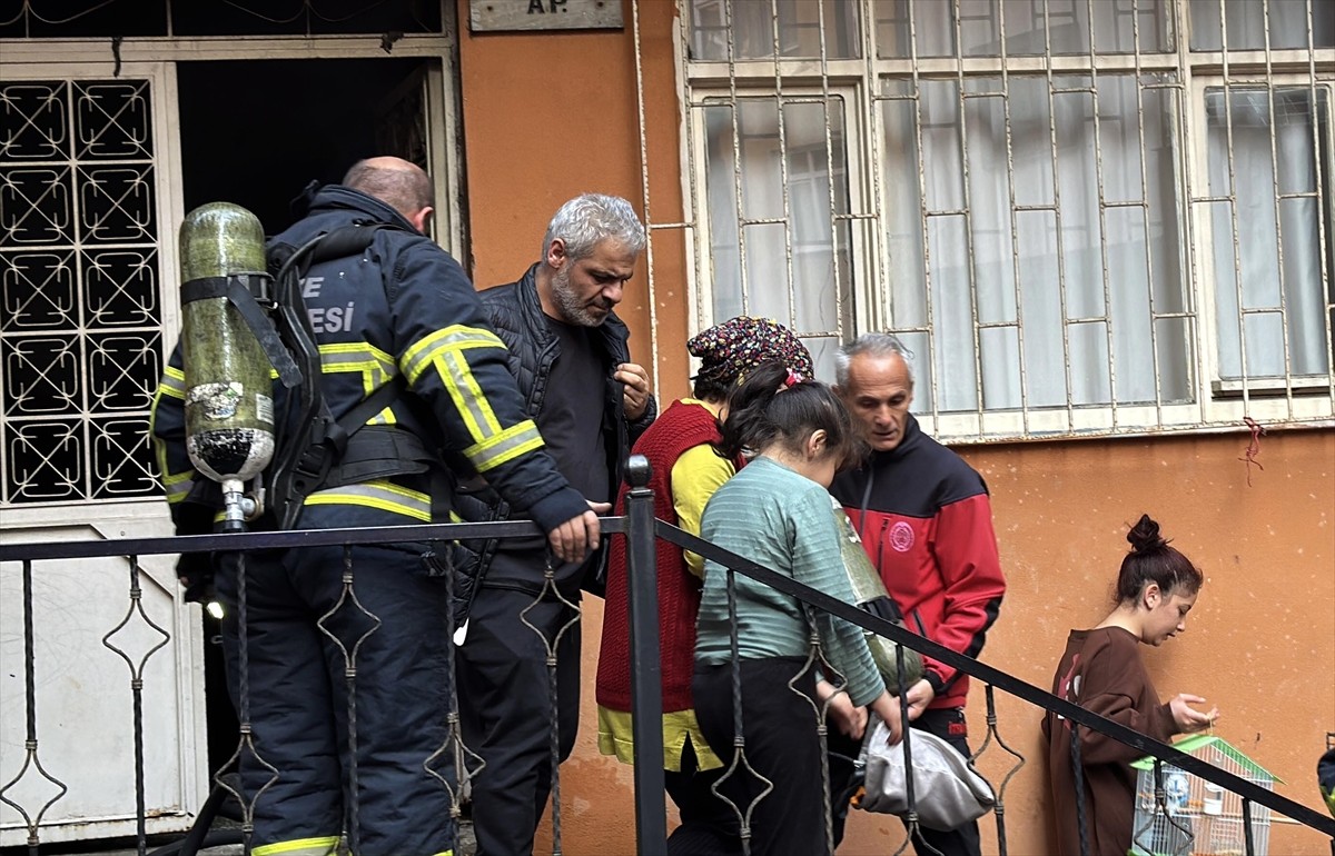 Rize'de 4 katlı binanın giriş katında çıkan yangın itfaiye ekiplerinin müdahalesiyle söndürüldü....